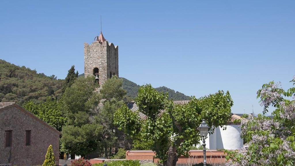 El cementiri de Vallromanes, seguint la tradició històrica, està situat adjunt a l’església parroquial de Sant Vicenç.