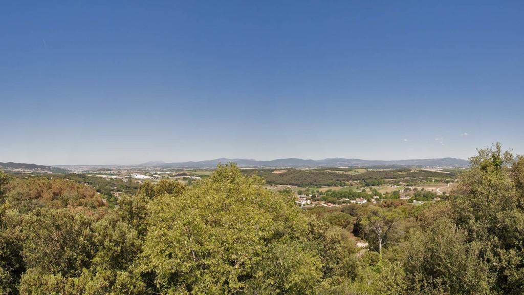 Vista sobre el Vallès des de la façana del santuari on es troba el cementiri de Vilanova del Vallès.