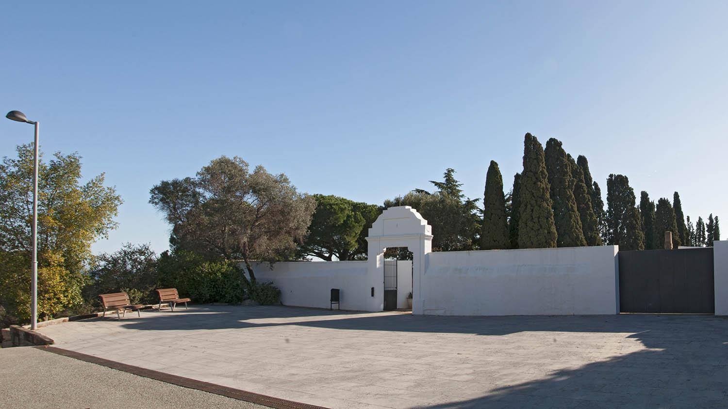 Vista de la puerta de entrada al cementerio desde la carretera que va de Sant Vicenç de Montalt a Caldes d’Estrac.