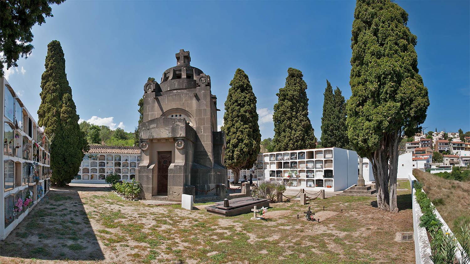 Vista panoràmica de l’espai central del cementiri, dominat per un panteó en pedra.