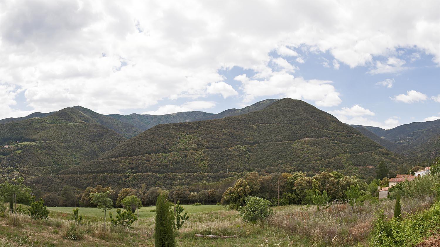 El cementiri es troba a més de 530 metres d’alçada, al Parc Natural del Montseny. Aquesta és una vista de l’entorn vers el sud-oest.