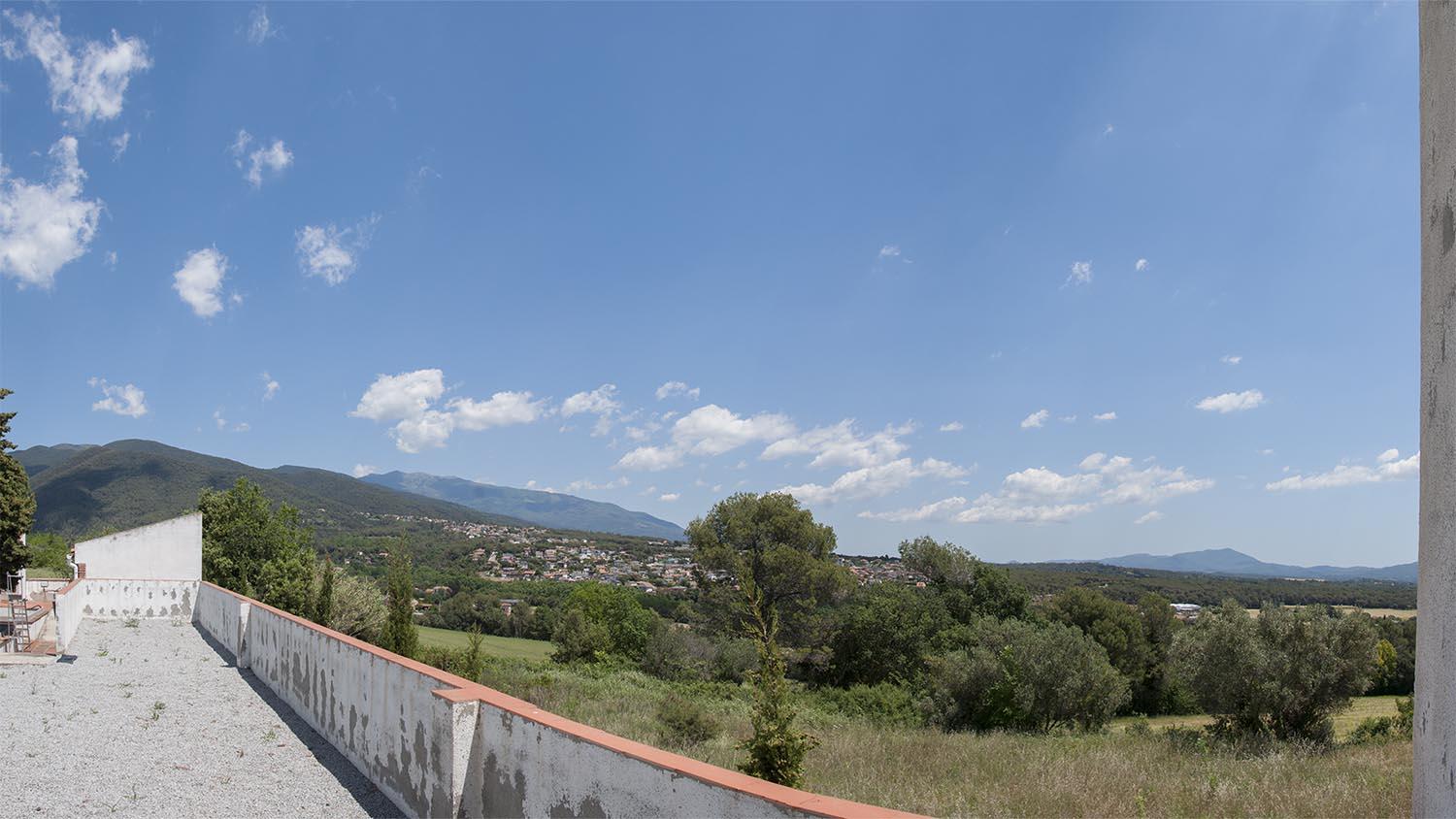 Panorama des del recinte nou sobre el poble i el Vallès Oriental.