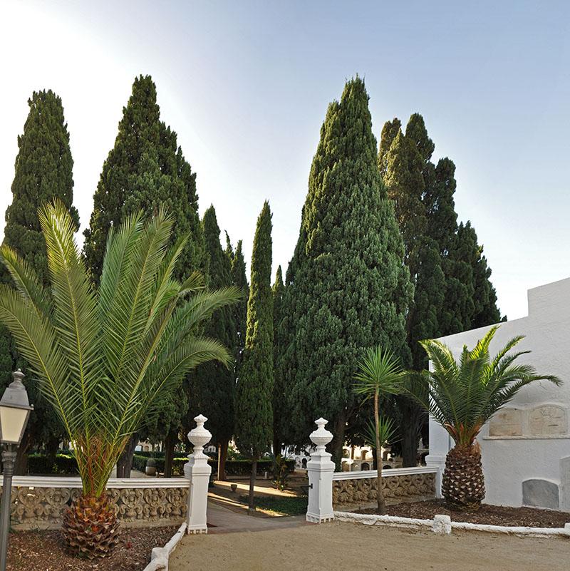 Vista des de la porta de la capella sobre la porta d’accés a la part central del cementiri