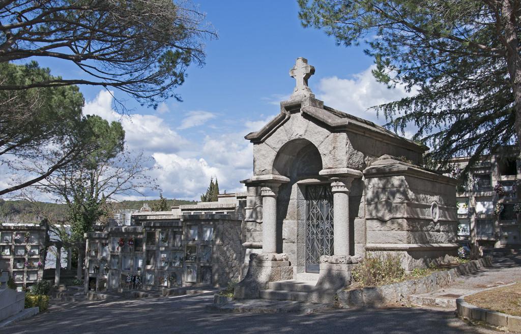 Panteó de la Família Arquer-Morató (1927) format per dos cossos a diferent nivell i recobert amb carreus de pedra granítica.
