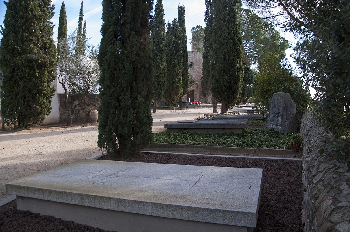La part sud del cementiri de Sant Andreu de Llavaneres està destinada a sepultures a terra que segueixen un mur de pedra que actua com a barana d’un mirador privilegiat.