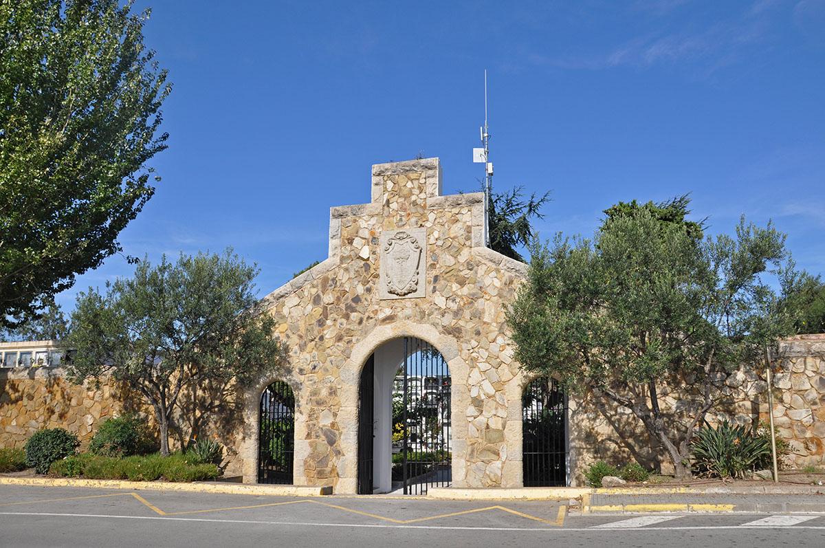 La porta d'entrada principal vista des del carrer Consulat de Mar que uneix Pineda amb Santa Susana
