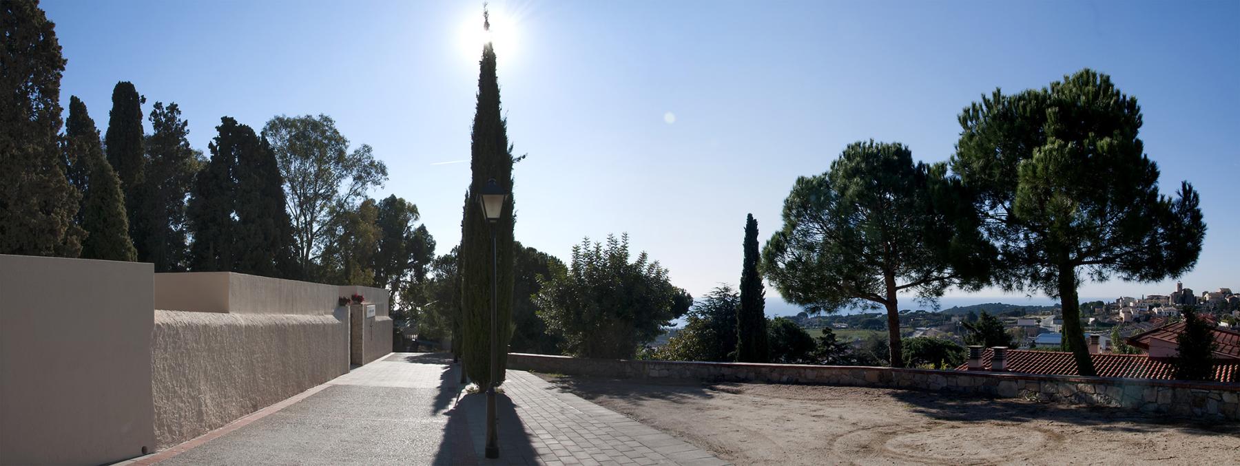 Des de l’entrada al cementiri de Sant Vicenç de Montalt es pot gaudir d’una vista privilegiada sobre el poble i els seus voltants