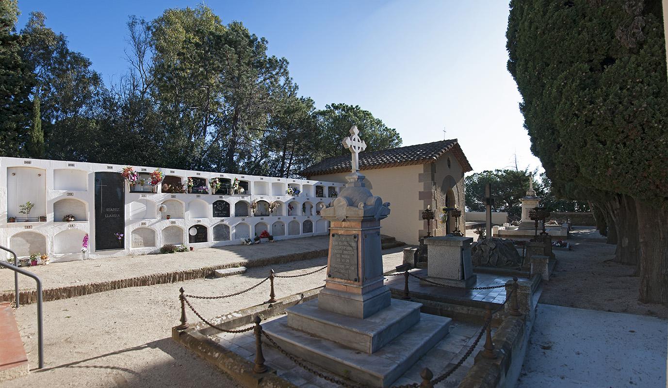 Mur nord del cementiri de sant Vicenç de Montalt amb la capella al fons