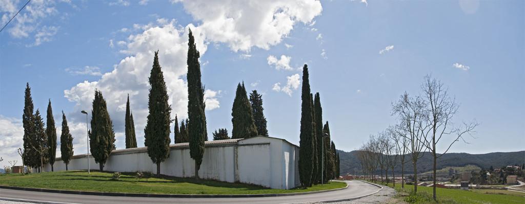 Foto panoràmica de l’exterior de cementiri des del nord-oest.