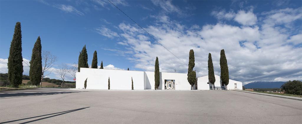 Foto panoràmica de la façana del cementiri de Llinars del Vallès.