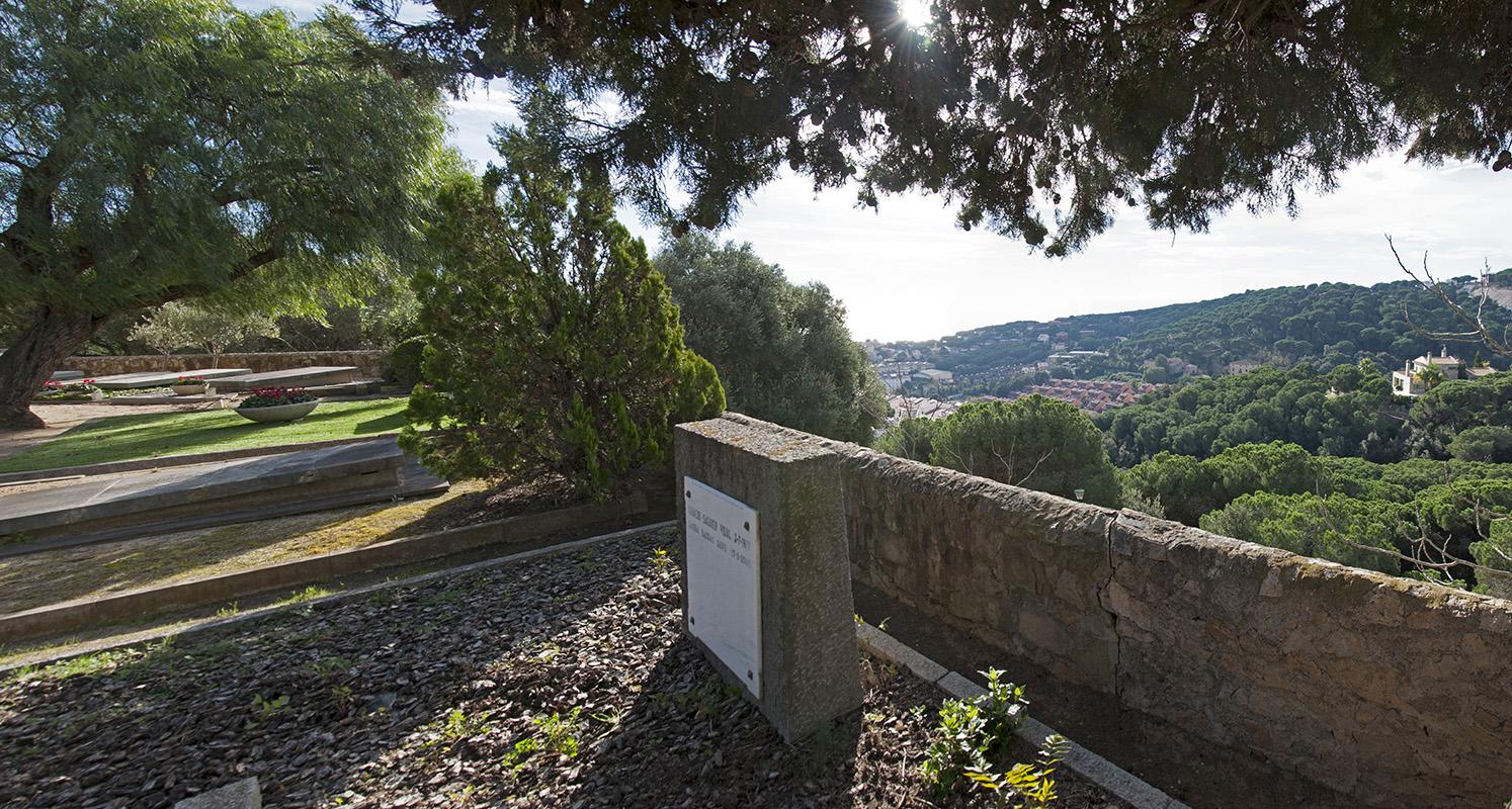 A la part sud es troben les tombes a terra amb un mur baix que actua més com una barana de pedra del mirador natural
